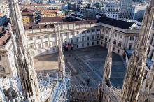 Becas Italiano - Palacio Real de Milán visto desde La Catedral de Milán